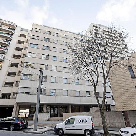 2Br Flat By Metro W/ Free Parking By Lovelystay ヴィラ・ノヴァ・デ・ガイア エクステリア 写真