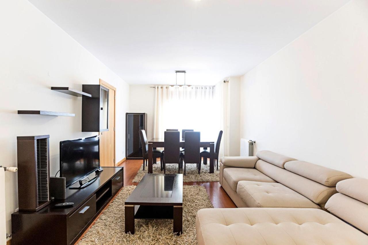 2Br Flat By Metro W/ Free Parking By Lovelystay ヴィラ・ノヴァ・デ・ガイア エクステリア 写真