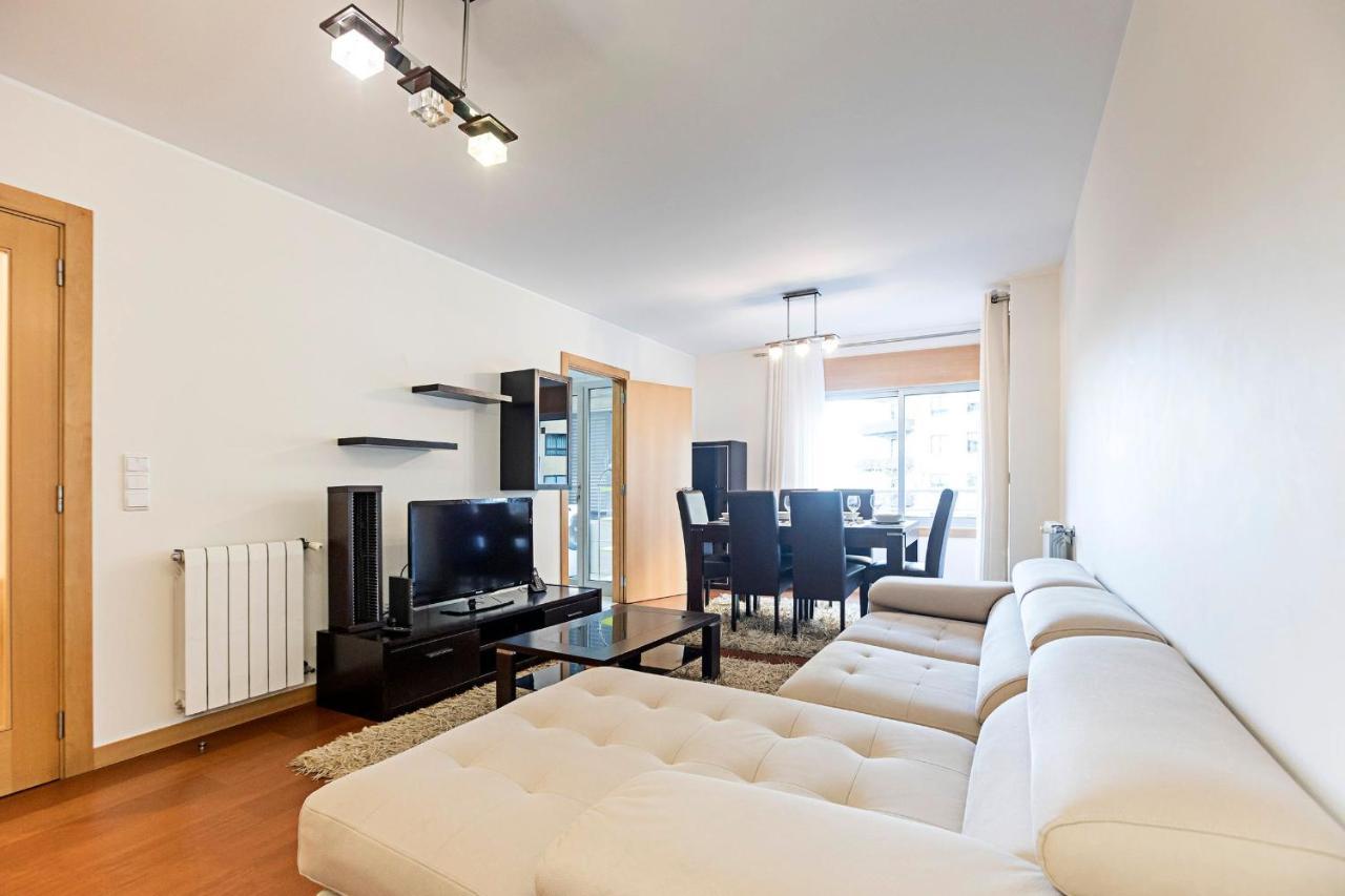 2Br Flat By Metro W/ Free Parking By Lovelystay ヴィラ・ノヴァ・デ・ガイア エクステリア 写真