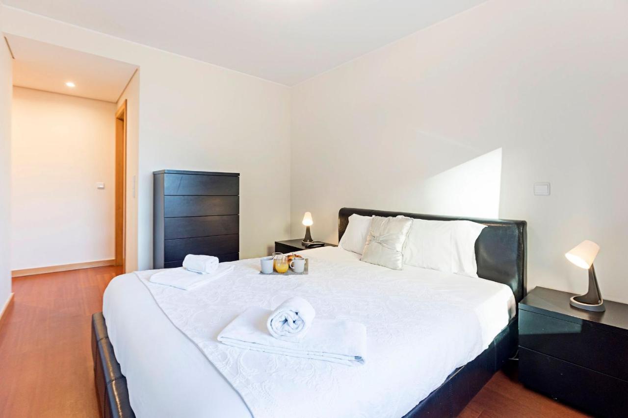 2Br Flat By Metro W/ Free Parking By Lovelystay ヴィラ・ノヴァ・デ・ガイア エクステリア 写真