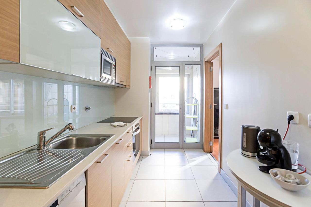 2Br Flat By Metro W/ Free Parking By Lovelystay ヴィラ・ノヴァ・デ・ガイア エクステリア 写真
