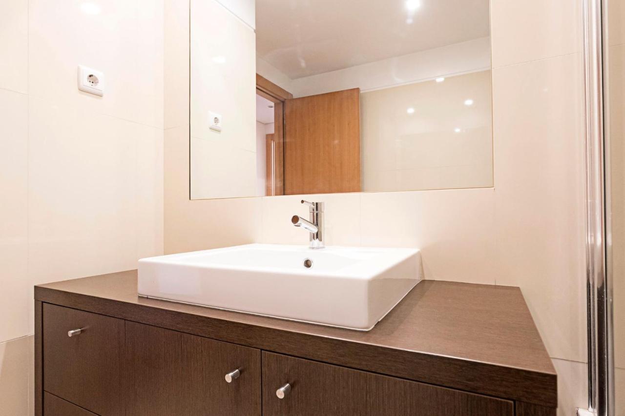 2Br Flat By Metro W/ Free Parking By Lovelystay ヴィラ・ノヴァ・デ・ガイア エクステリア 写真