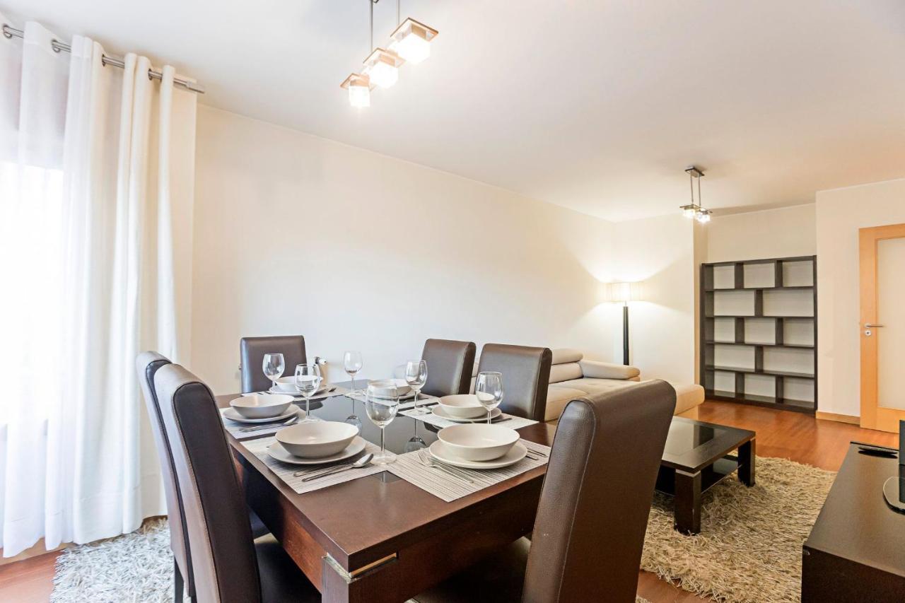 2Br Flat By Metro W/ Free Parking By Lovelystay ヴィラ・ノヴァ・デ・ガイア エクステリア 写真
