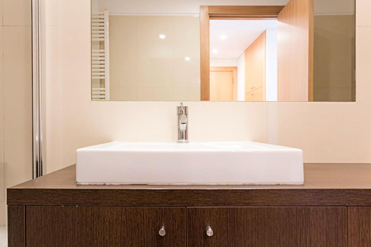 2Br Flat By Metro W/ Free Parking By Lovelystay ヴィラ・ノヴァ・デ・ガイア エクステリア 写真