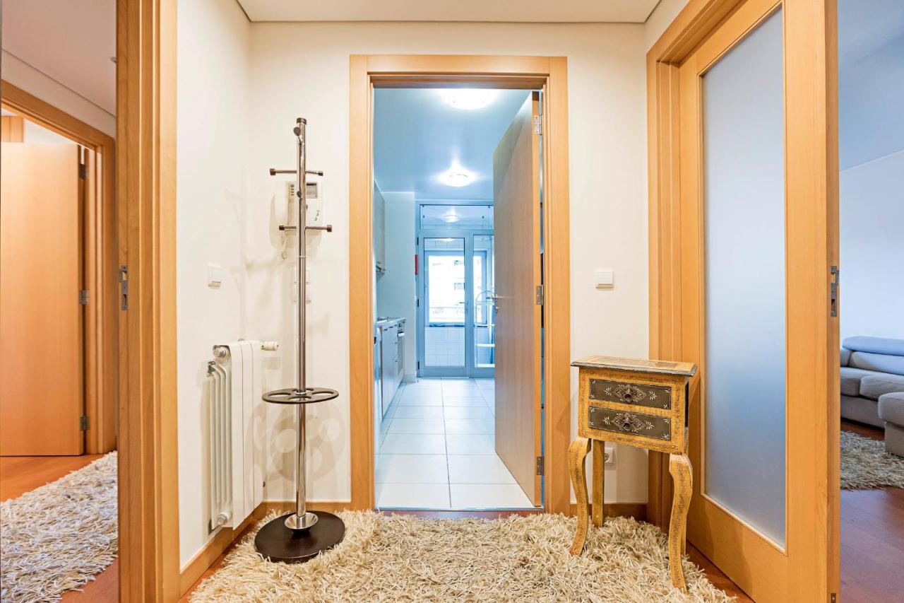 2Br Flat By Metro W/ Free Parking By Lovelystay ヴィラ・ノヴァ・デ・ガイア エクステリア 写真